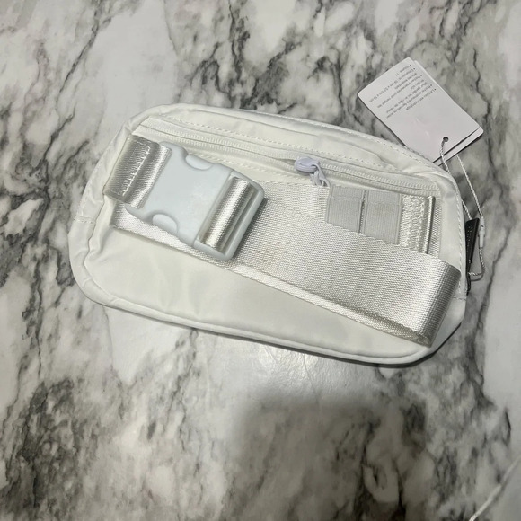 Lululemon Everywhere Belt Bag *1L
White - Picture 7 of 7